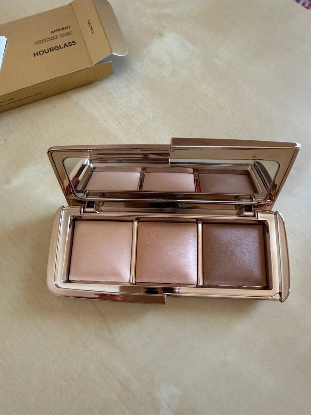 Hourglass Ambient Lighting Palette - Metallic Gold Compact -VOL II - Picture 3 of 7